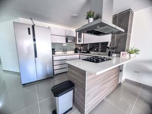 Kühlschrank, Mikrowelle, Herdplatte, Wasserkocher mit Kaffee-/Teezubehör