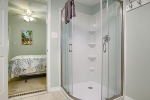 Regadera, secadora de cabello, toallas, papel de baño
