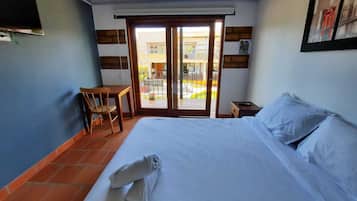 Kahden hengen deluxe-huone | Untuvapeitot, kannettavalle tietokoneelle sopiva työtila