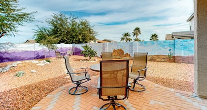 Desert retreat with enclosed yard, instruments, alfresco dining, grill, & W/D