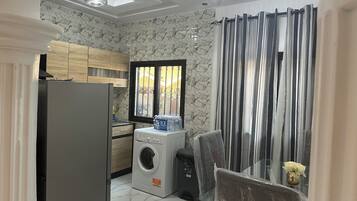 Apartamento, 2 habitaciones, fumadores, balcón | Comedor