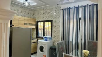 Appartement, 2 chambres, fumeur, balcon | Salle Ă manger