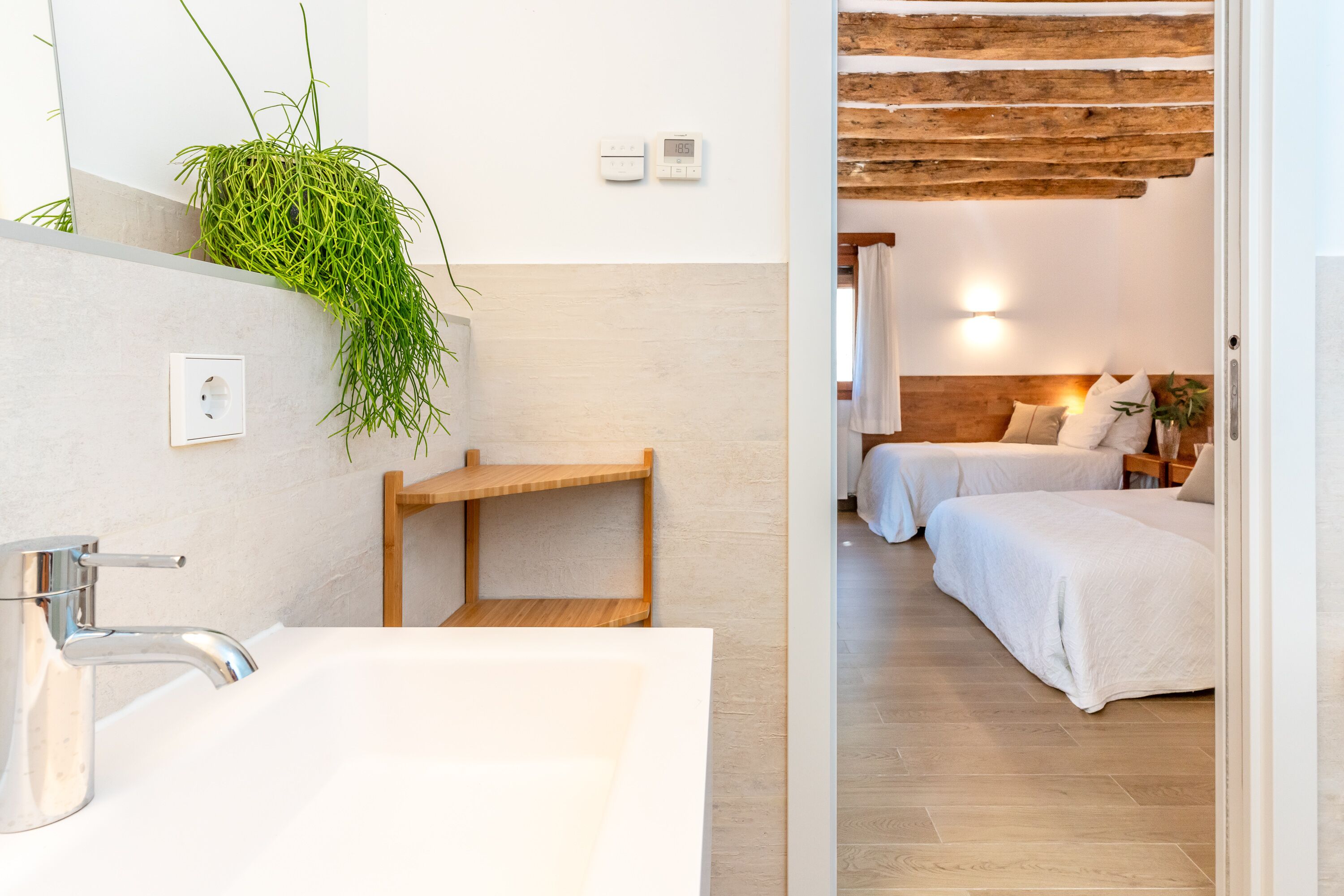 1 camera, Wi-Fi, lenzuola