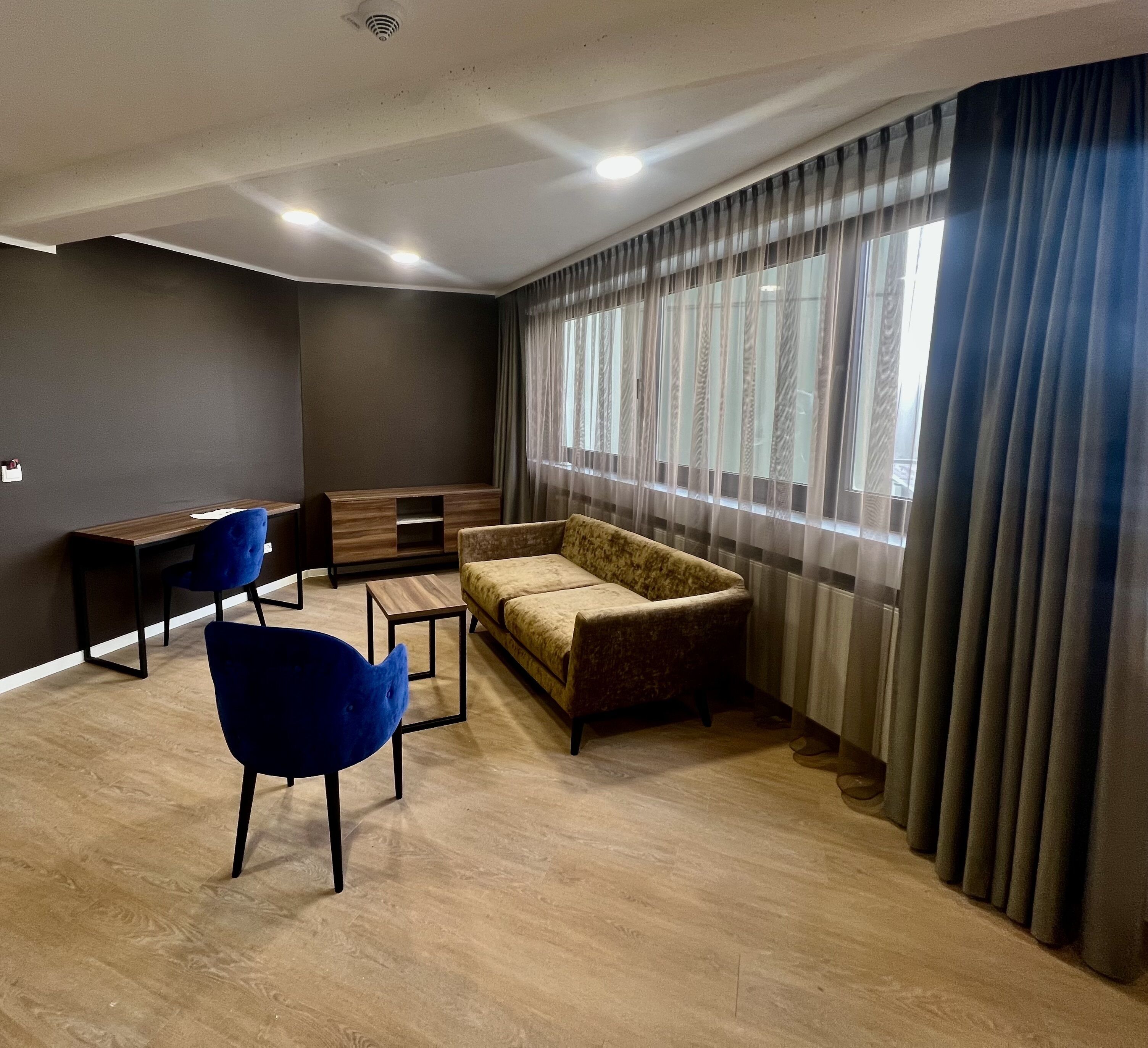 Bộ đồ giường kháng dị ứng, két bảo mật tại phòng, bàn 