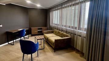 Ropa de cama hipoalergénica y caja de seguridad en la habitación