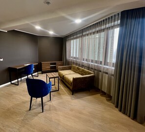 Literie hypoallergénique, coffres-forts dans les chambres, bureau