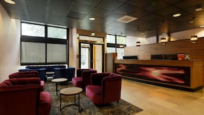 A modern lobby with seating areas, a reception desk, and large windows allowing natural light. - Trip Inn Hotel Frankfurt-Heusenstamm (Heusenstamm)