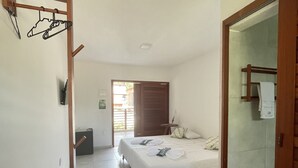 A hotel room with a bed, a bench, and a mirror. - Boas Ondas Pousada (Tibau do Sul)