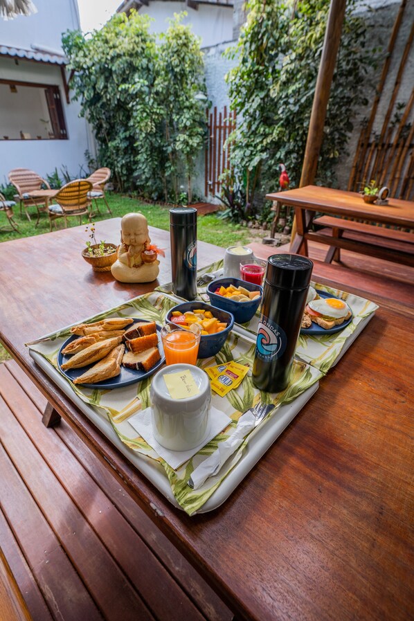 فطور مطهو حسب الطلب مجانًا يوميًا