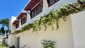 A white building with wooden window frames and a sloped roof. - Boas Ondas Pousada (Tibau do Sul)