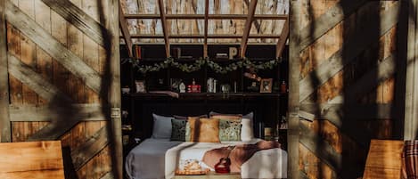 1 bedroom, bed sheets