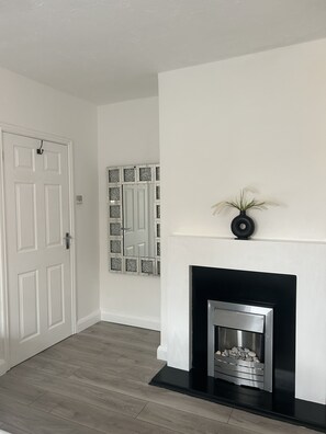 Deluxe Room | Desk, iron/ironing board, free WiFi, bed sheets - no.6 overnight stays (Worcester)