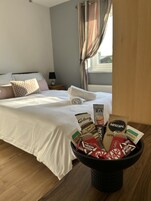 基础双人房 | 办公桌、熨斗/熨板、免费 WiFi、床单