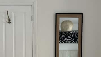Habitación Confort | Escritorio, tabla de planchar con plancha, wifi gratis y ropa de cama