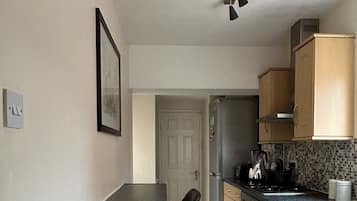 Full-sized fridge, microwave, oven, stovetop