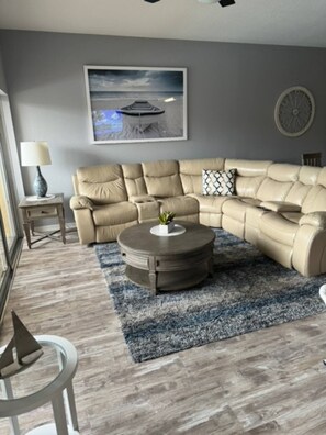 Living area - Fully Renovated Condo By Disney (Orlando)