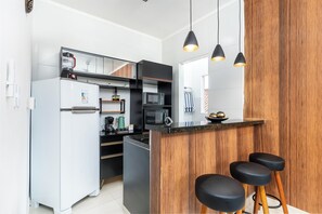 Fridge, microwave, oven, stovetop - Casa Moderna e Aconchegante em Praia Grande a 2 Minutos da Praia (Jardim Real Praia Grande)