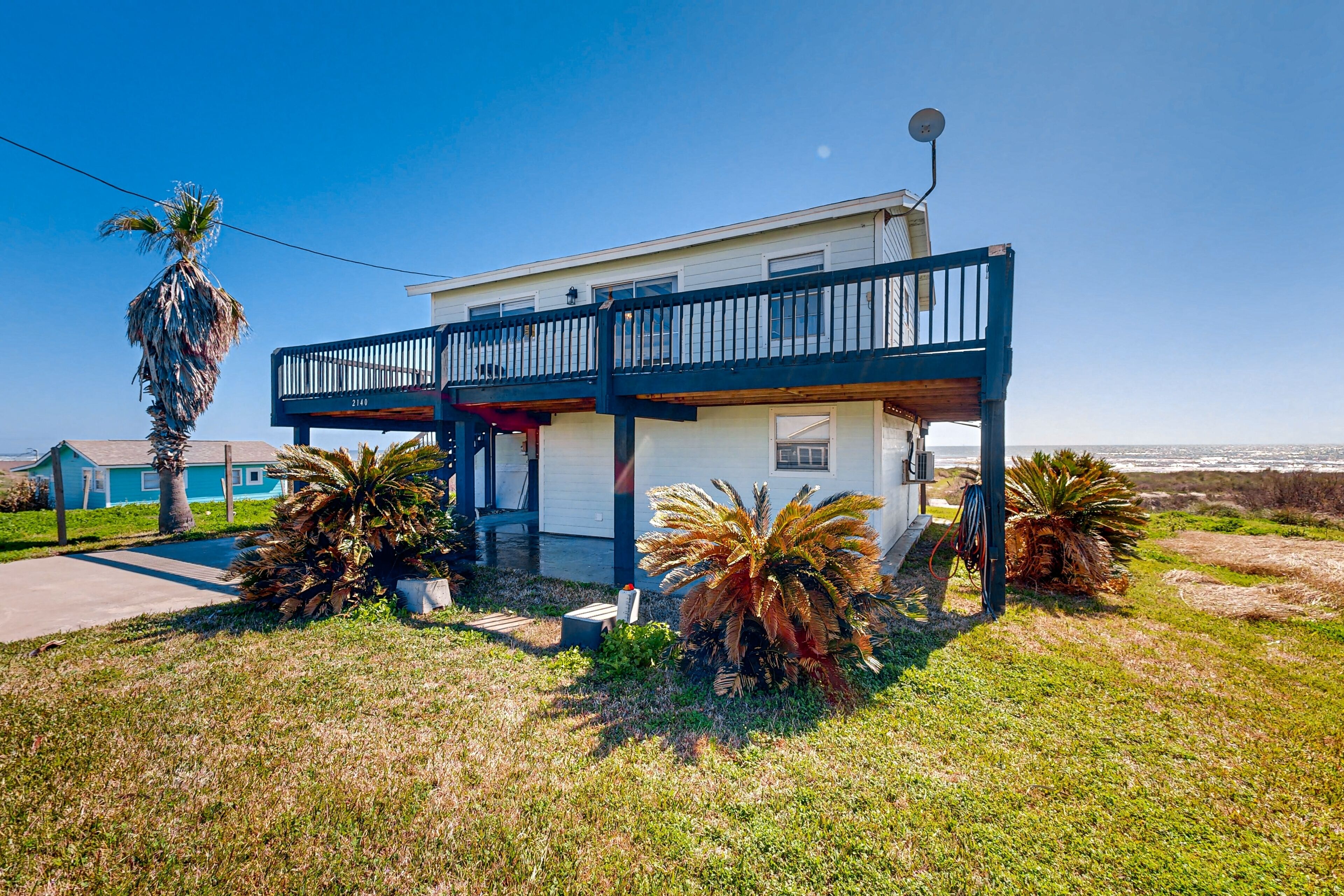 Bayfront home with wrap-around deck, private walkway to beach, streaming, & W/D