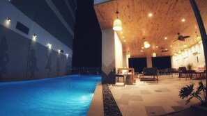 Innendørsbasseng og 2 utendørsbassenger