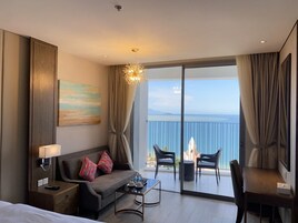 Caja de seguridad en la habitación y escritorio 