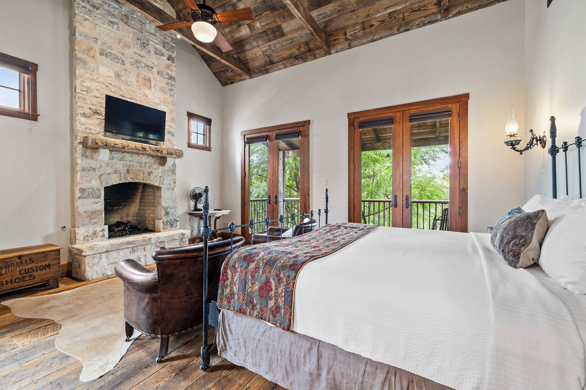 Cabin, 1 King Bed, Hot Tub, Garden View | Hypo-allergenic bedding, blackout curtains, iron/ironing board