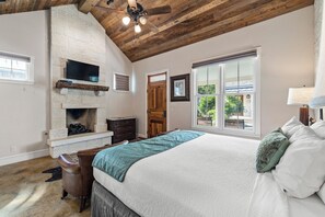 Cabana, 1 cama King, lareira, vista para o jardim | Roupas de cama antialérgicas, cortinas blackout