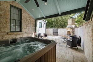 Cabana, 3 quartos, banheira de imersão, vista para o jardim | Banheira de hidromassagem particular