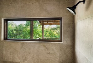 Ducha, artículos de tocador gratuitos, secador de pelo, toallas