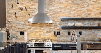 Most Luxurious1Br in town And steps to the Gondola