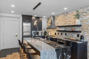 Jääkaappi, mikroaaltouuni, uuni, liesi