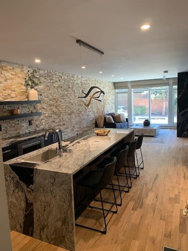 Most Luxurious1Br in town And steps to the Gondola