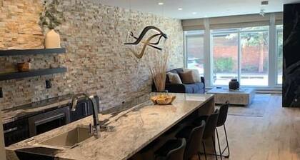 Most Luxurious1Br in town And steps to the Gondola