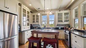 Kylskåp, mikrovågsugn, ugn och diskmaskin