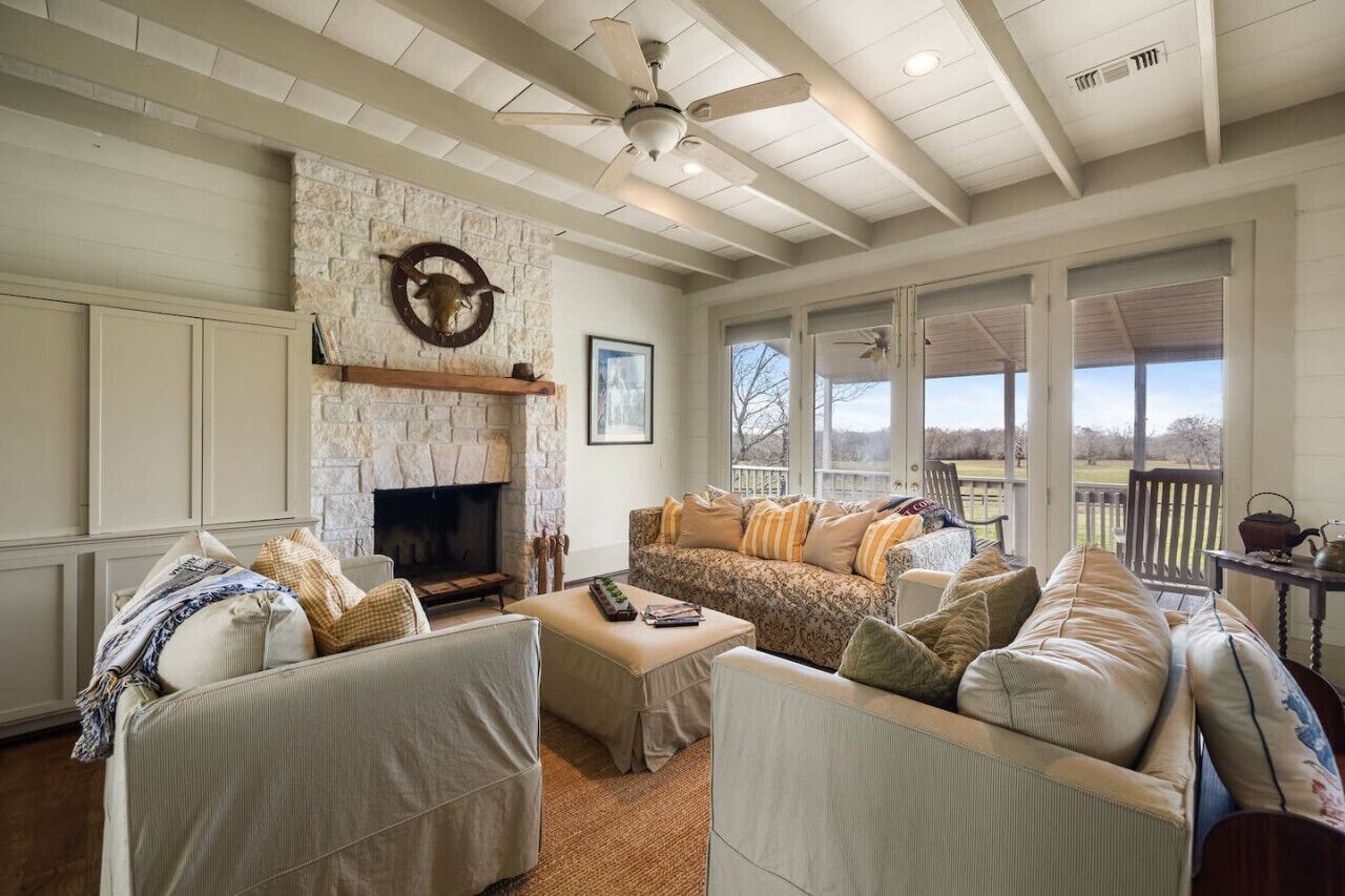 Televisión y chimenea 