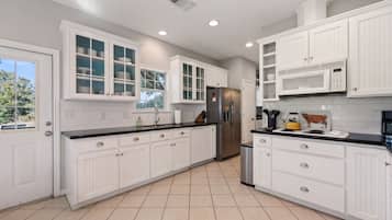 Refrigerador, microondas, horno y lavavajillas