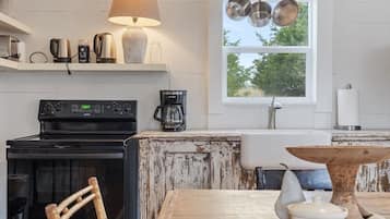 Een koelkast, een magnetron, een oven, een koffiezetapparaat/waterkoker