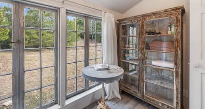 Rustic Charm in our Quaint Round Top Farmhouse!