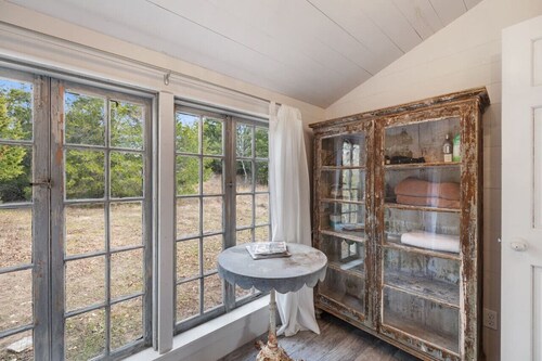 Rustic Charm in our Quaint Round Top Farmhouse!