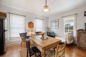 Dining - Rustic Charm in our Quaint Round Top Farmhouse! (Round Top)
