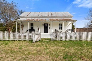 Exterior - Rustic Charm in our Quaint Round Top Farmhouse! (Round Top)