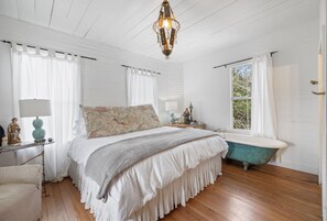 Room - Rustic Charm in our Quaint Round Top Farmhouse! (Round Top)