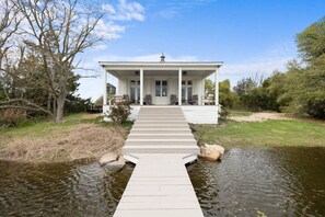 Exterior - Lakefront Charm: Your Perfect Getaway in Round Top (Fayette County)