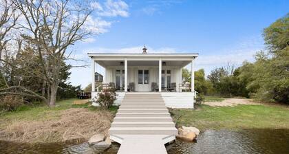 Lakefront Charm: Your Perfect Getaway in Round Top