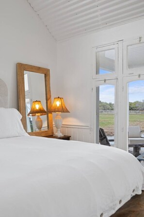 Room - Lakefront Charm: Your Perfect Getaway in Round Top (Fayette County)
