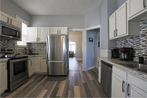 Private kitchen - ★Spacious 5BD Home, IDEAL location Downtown Omaha★ (Omaha)