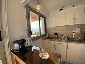 Fridge, microwave, oven, coffee/tea maker