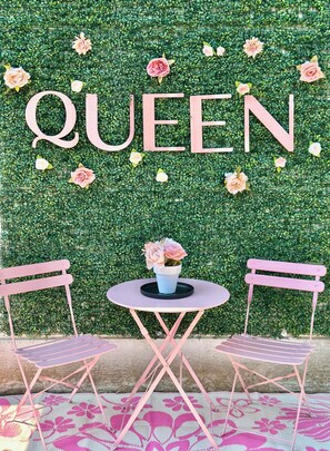 Outdoor dining - Celebrate in Style at the Tickled Pink House LESS THAN A MILE from MAIN. (Fredericksburg)