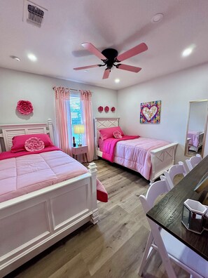 3 bedrooms, iron/ironing board, free WiFi, bed sheets - Celebrate in Style at the Tickled Pink House LESS THAN A MILE from MAIN. (Fredericksburg)
