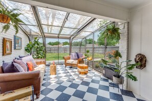 Smart TV, fireplace, video games, table football - Cozy Designer Family Home Arcade, Park, Tennis, Trails, Pickleball and King bed (Allen)