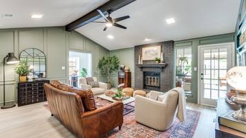 TV connectée, cheminée, jeux vidéo, baby-foot